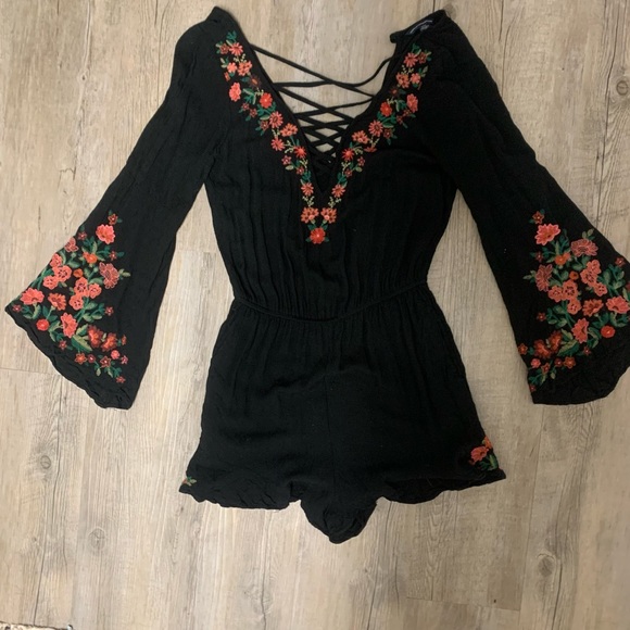 American Eagle Lace-up Bell Sleeve Romper - Picture 4 of 5